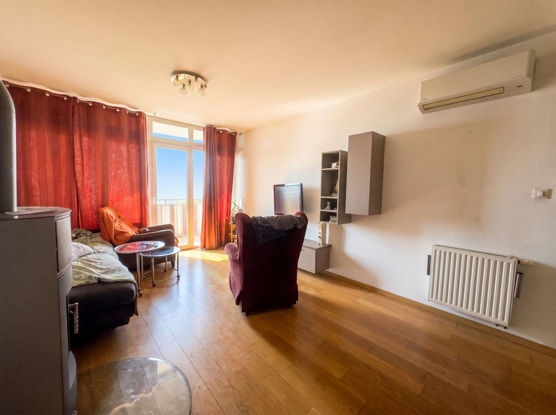 Wohnzimmer mit Klimagerät und Holzboden