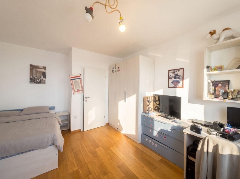 Schlafzimmer mit Bett und Fernseher