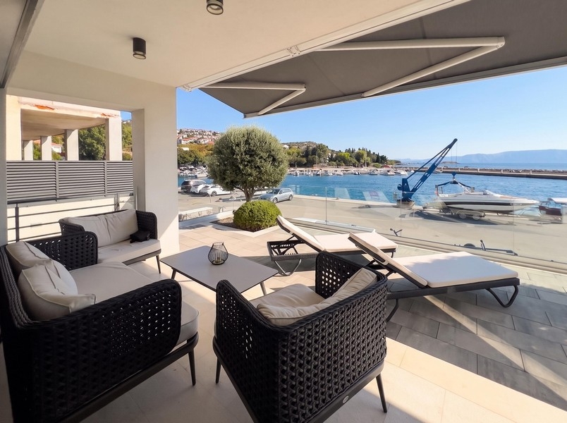 Terrasse mit Meerblick der Erdgeschosswohnung in Klenovica