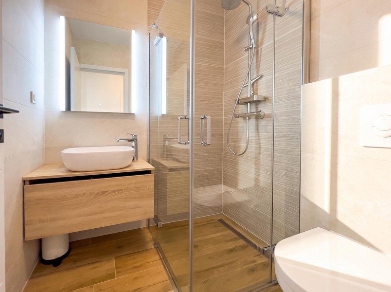 Badezimmer mit Dusche und Waschtisch
