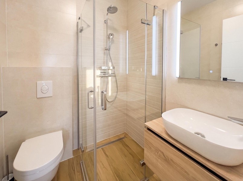 Badezimmer mit Dusche und Toilette