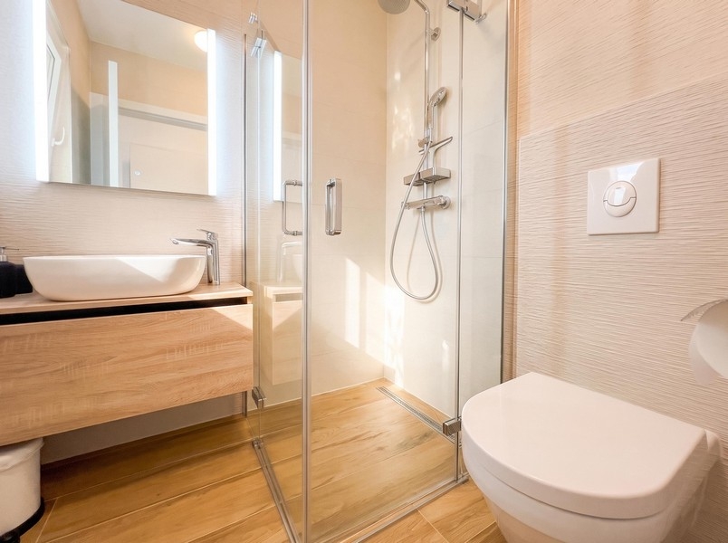 Badezimmer mit Waschtisch und Dusche in Kroatien