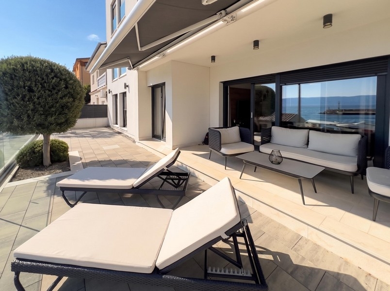 Sonnenterrasse mit Liegen und Blick auf das Meer in Kroatien