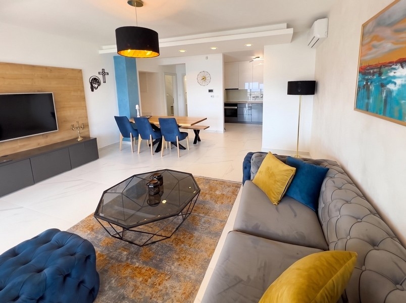 Wohnbereich mit Sofa und offener Küche