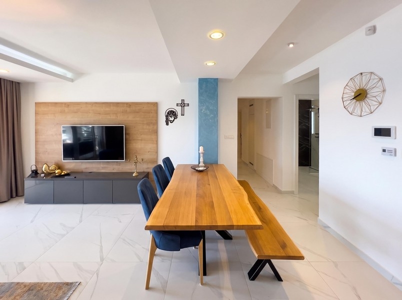 Wohnbereich mit langem Holztisch und Bank