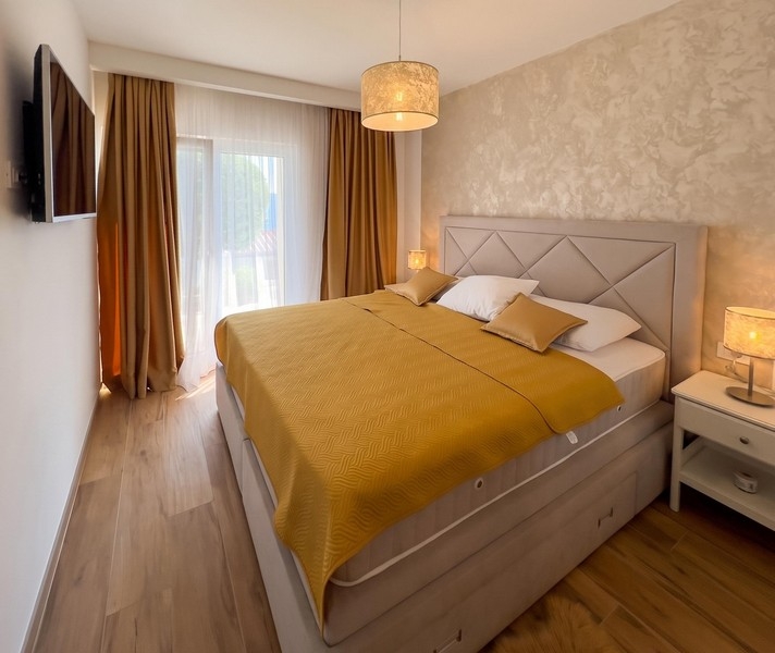Schlafzimmer mit Doppelbett und Terrassenzugang