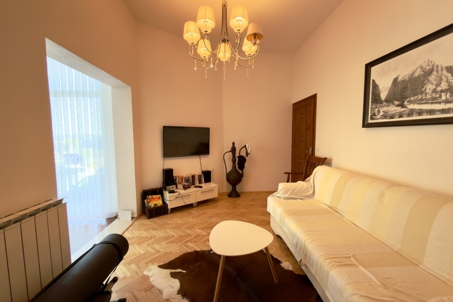 Wohnzimmer mit Sofa und Fernseher