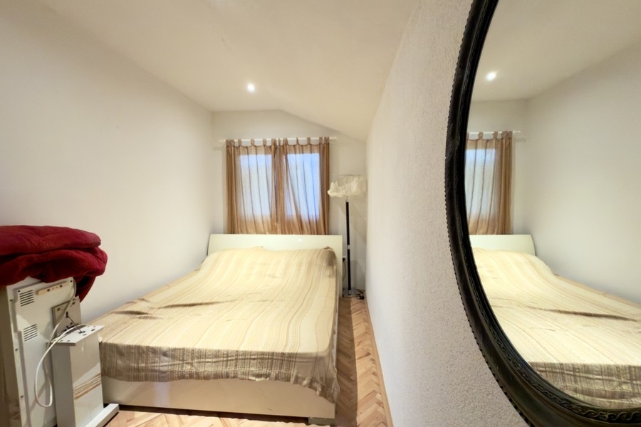 Schlafzimmer mit Doppelbett