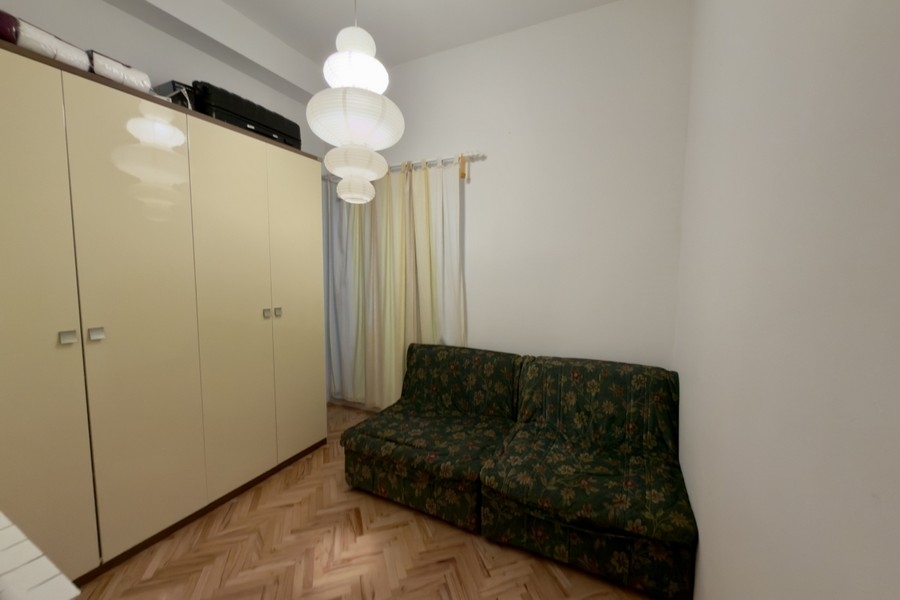Schlafzimmer mit Kleiderschrank und Sofa