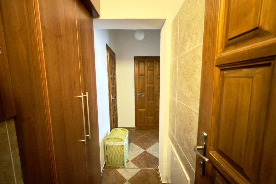 Flur mit Einbauschrank und Zimmertüren