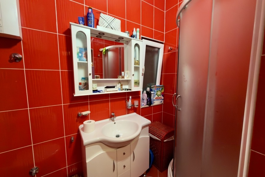 Badezimmer mit Dusche und Waschbecken