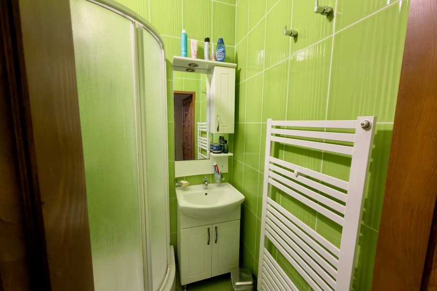 Zweites Badezimmer mit Dusche