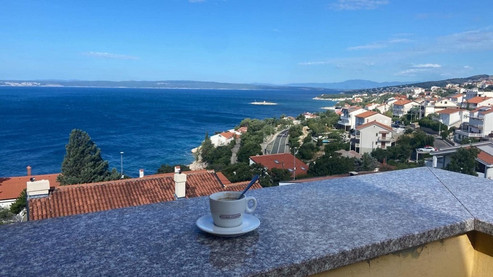 Terrasse mit Meerblick über Novi Vinodolski
