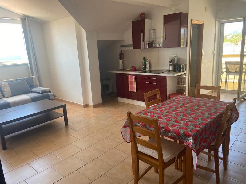 Wohnzimmer mit Sofa und Küchenzeile