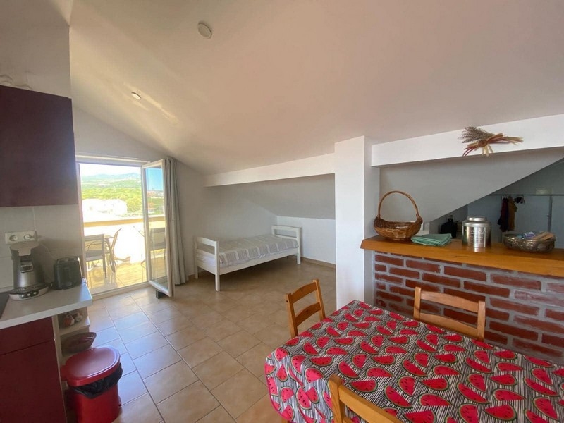Wohnbereich mit Dachschräge und Terrassenzugang