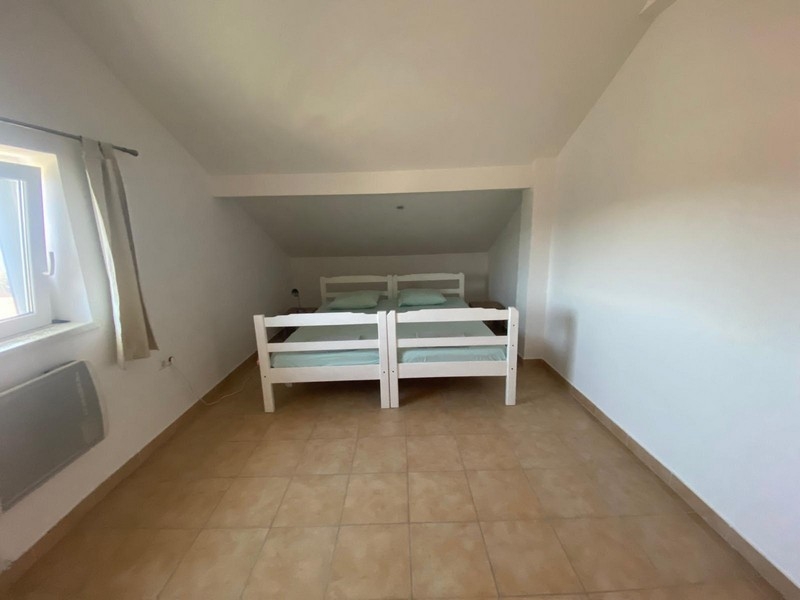 Schlafzimmer mit zwei Einzelbetten