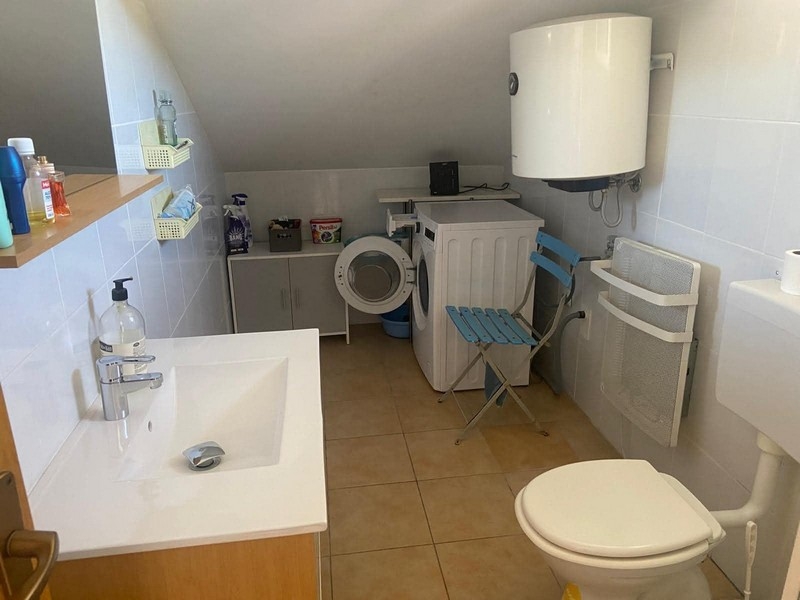 Badezimmer mit Waschmaschine