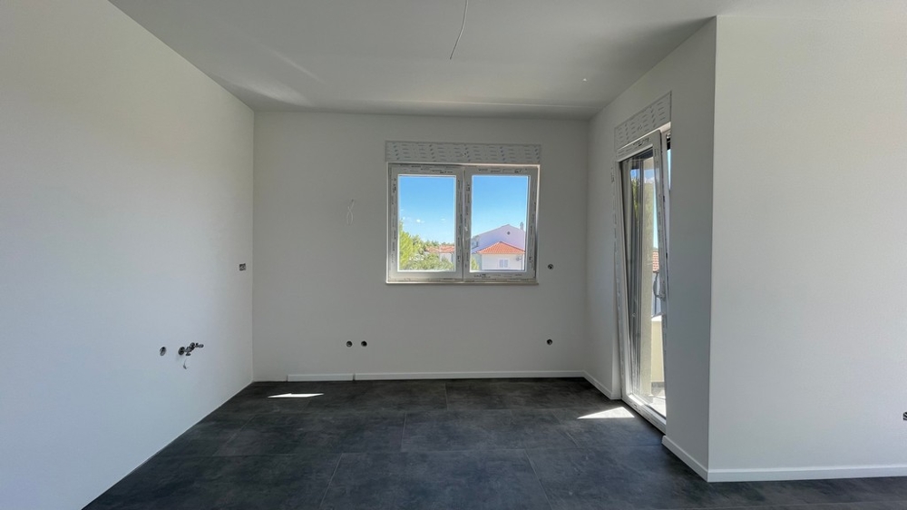 Blick aus dem Schlafzimmer in den hellen Wohnbereich der Wohnung A4073