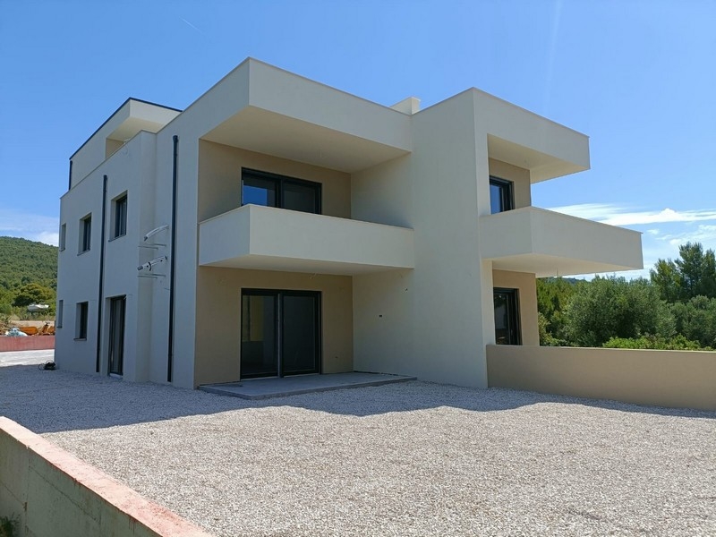 Neubau mit Terrassen und Zufahrt