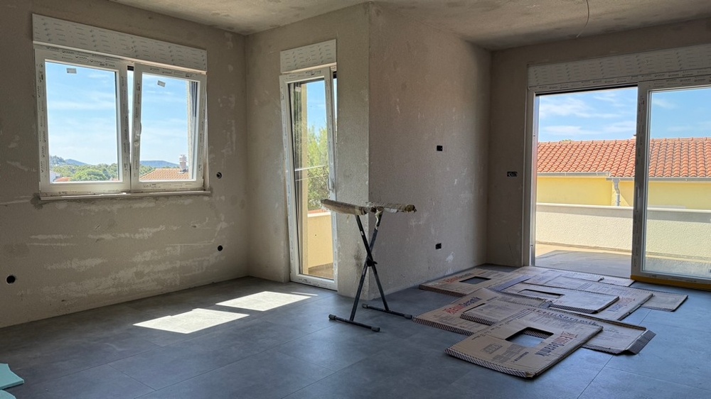 Wohnraum mit Fenstern zur Terrasse
