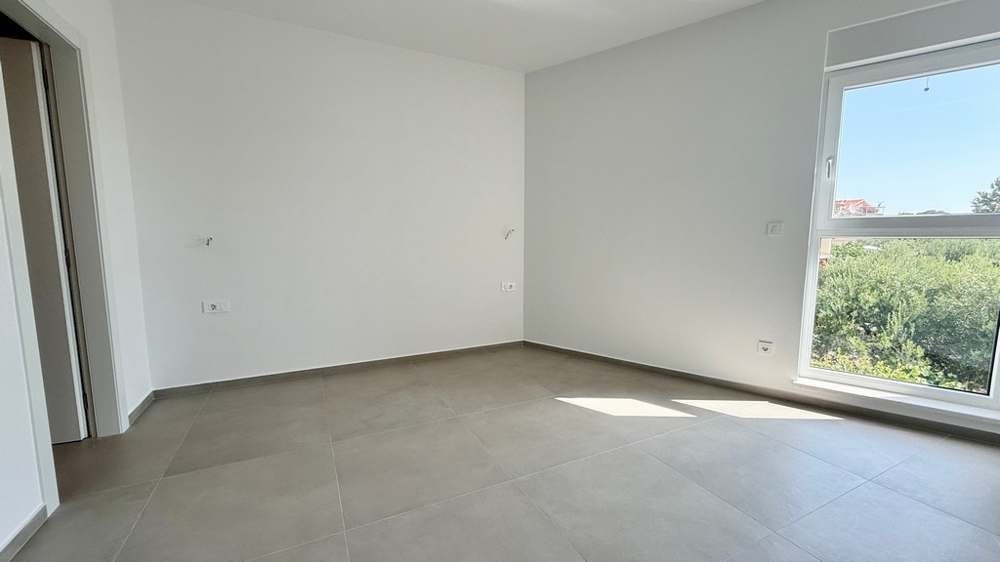 Schlafzimmer mit zwei Fenstern