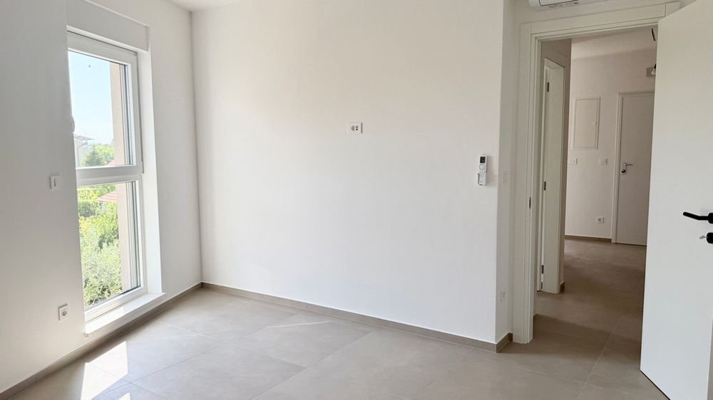 Zimmer mit Fenster und Zugang zum Flur