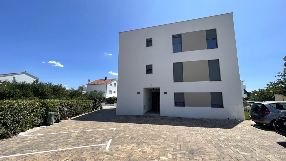Wohngebäude mit Zufahrt und Stellplatz in Kroatien