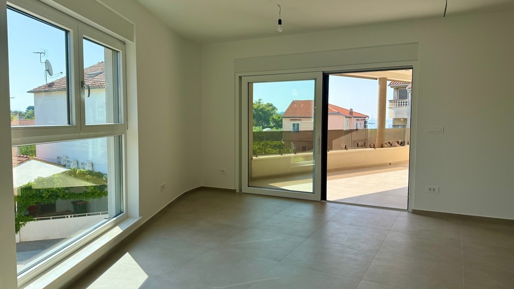 Wohnraum mit Zugang zur Terrasse in Vodice