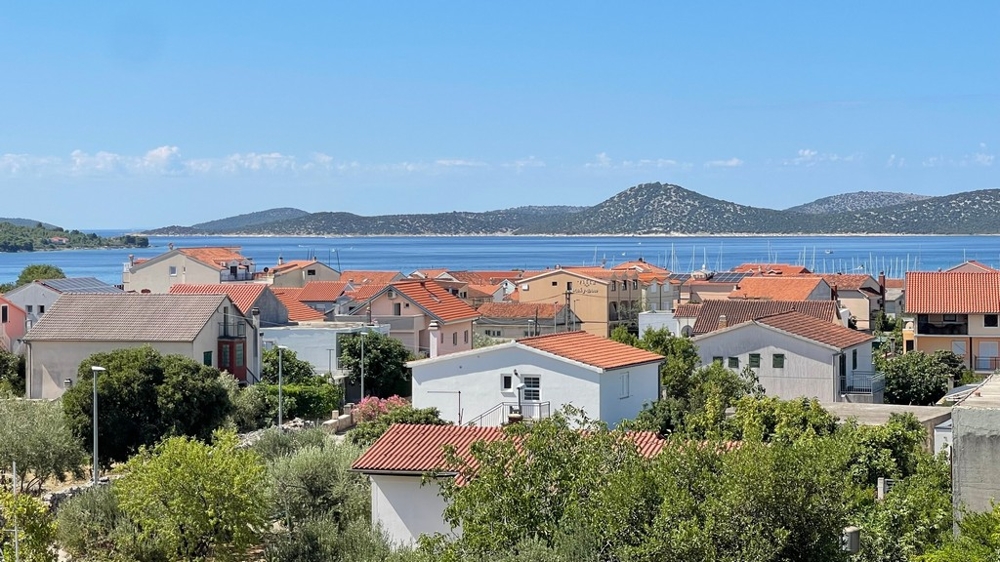 Meerblick über die Dächer von Vodice in Kroatien
