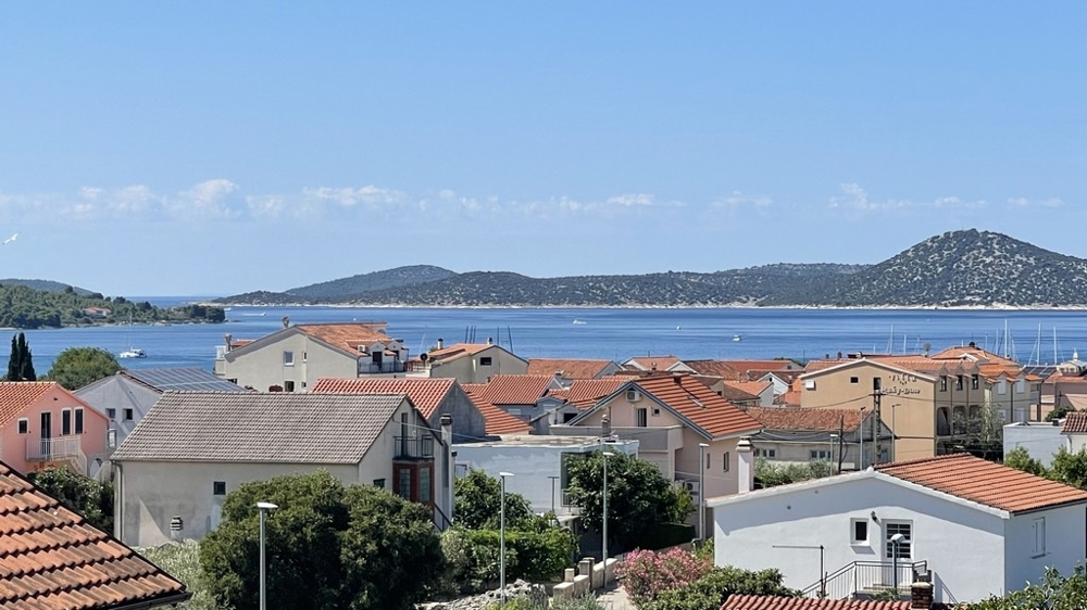 Blick auf das Meer und die vorgelagerten Inseln bei Vodice
