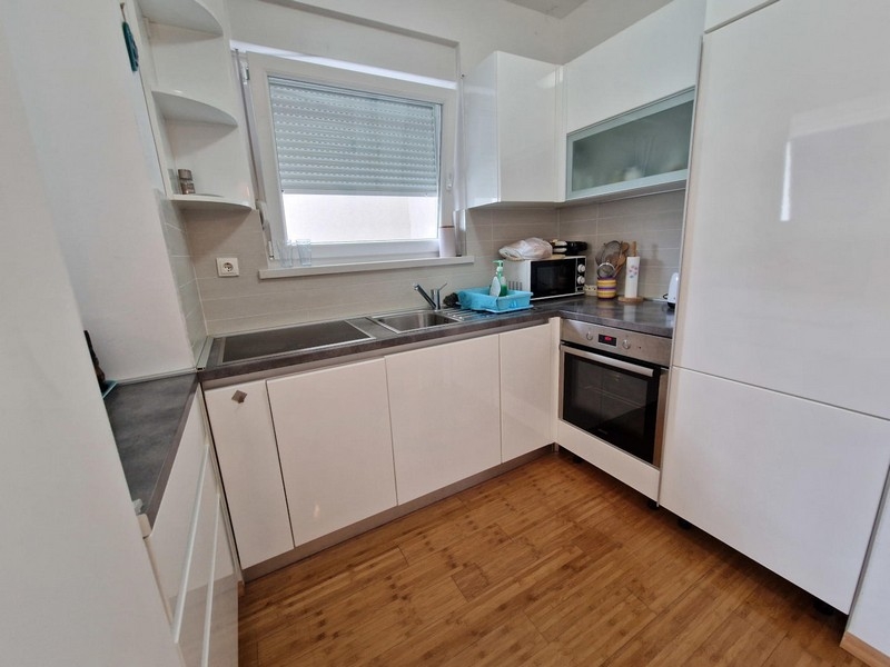 Küche mit weißen Fronten und Backofen