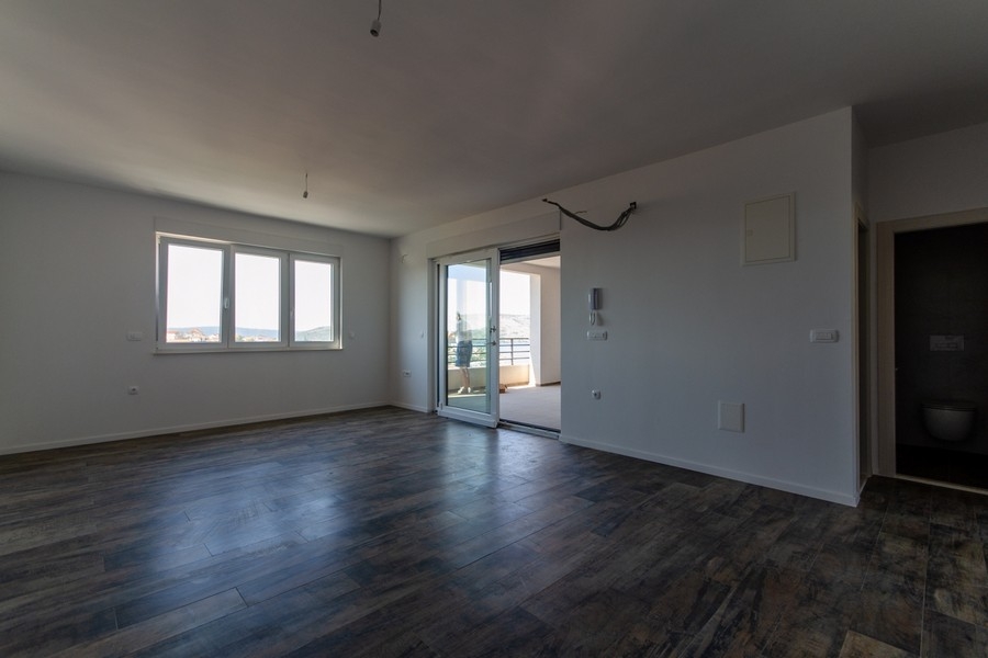 Wohnbereich mit Fenster und Ausgang auf die Loggia