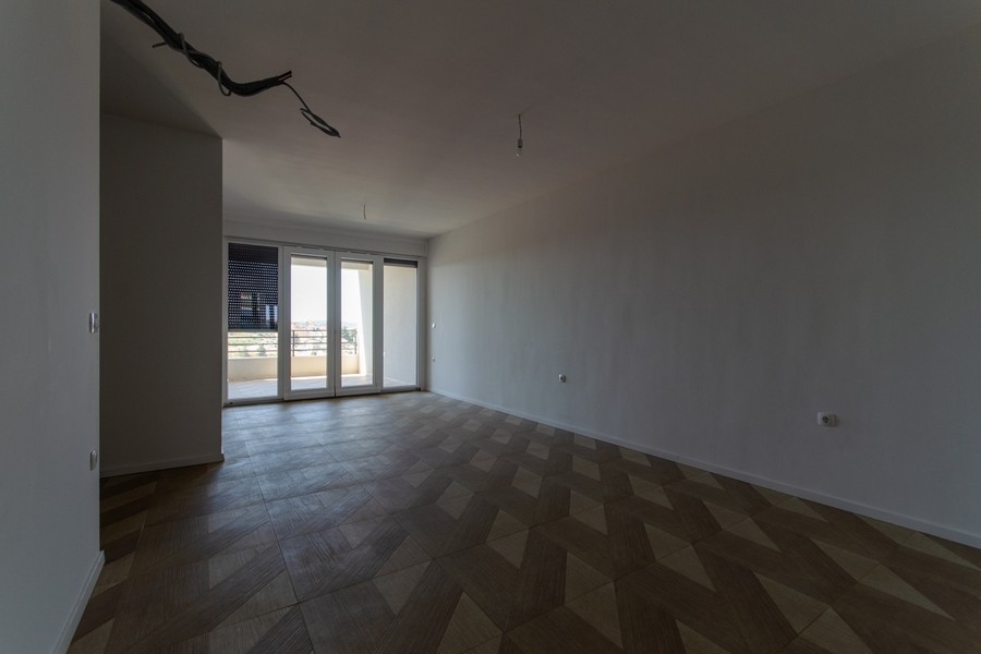 Heller Raum mit Fischgrätboden im Neubau
