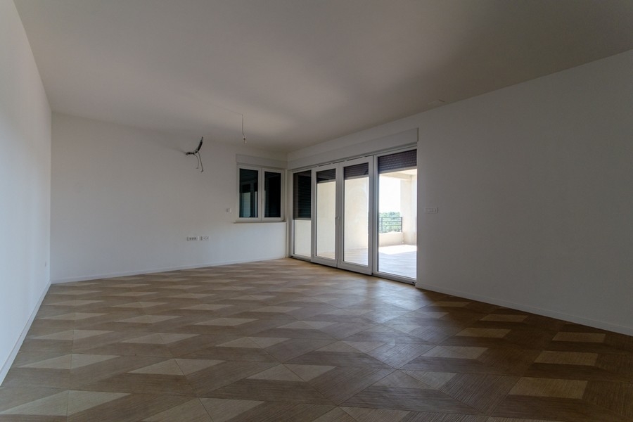 Großzügiger Wohnraum mit Zugang zur Loggia