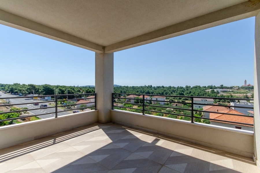Überdachte Loggia mit Blick über die Dächer Kroatien