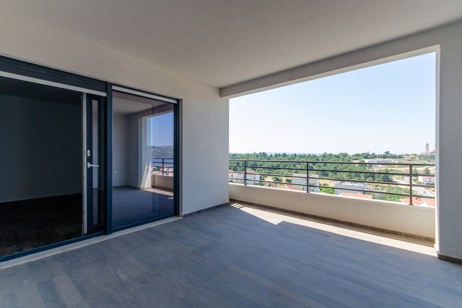 Loggia mit Schiebetür und Blick ins Grüne