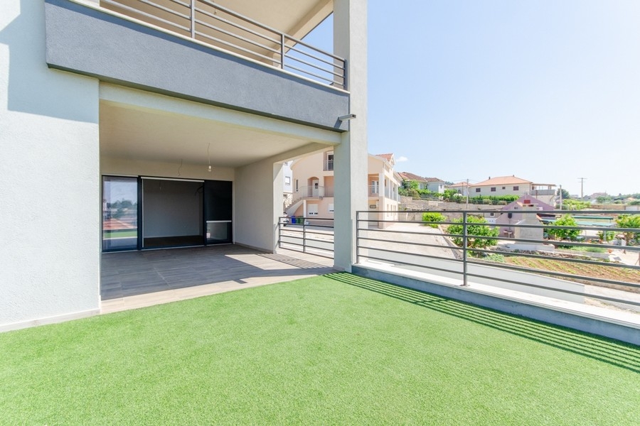 Erdgeschosswohnung mit Terrasse und Kunstrasen Kroatien