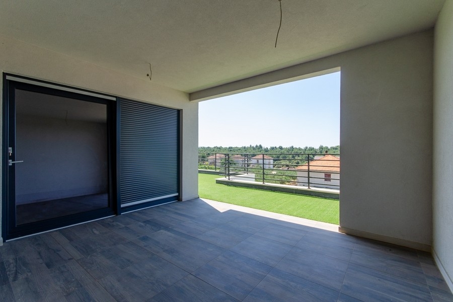 Überdachte Terrasse mit Zugang zum Garten