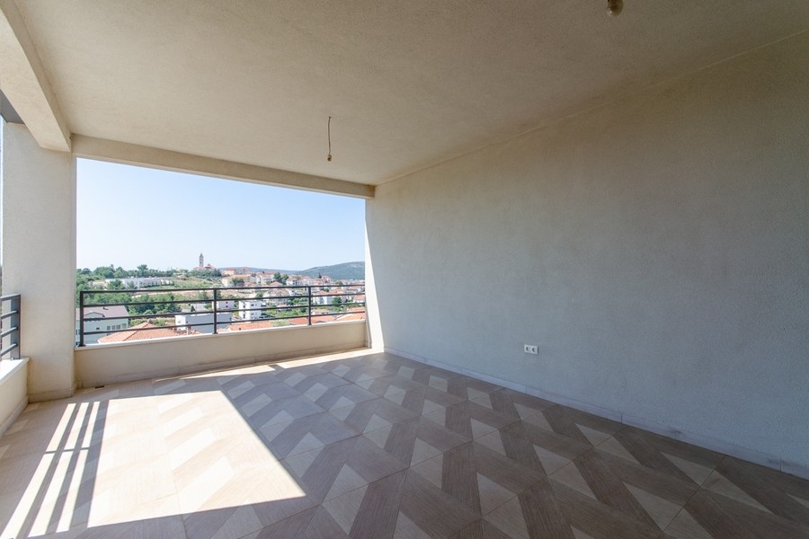 Sonnige Loggia mit Fischgrätboden und Meerblick