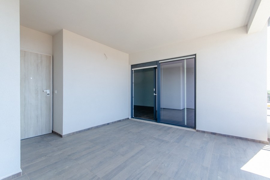 Heller Wohnraum mit Zugang zur Loggia