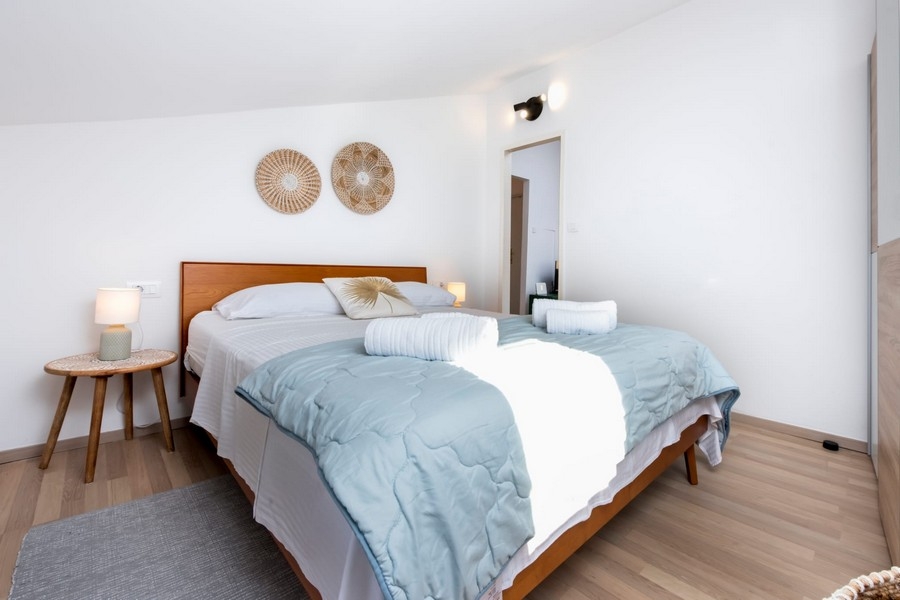 Schlafzimmer mit Doppelbett und Holzboden