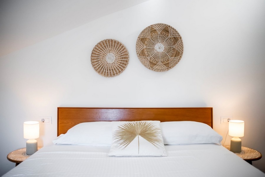 Doppelbett mit Wanddekoration