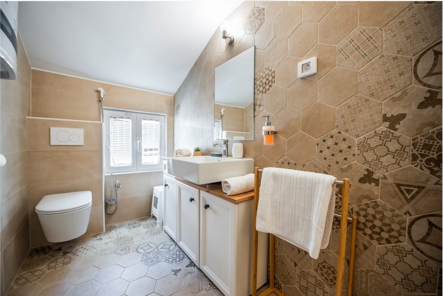 Badezimmer mit Dusche, Waschtisch und Toilette