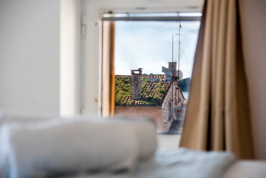 Ausblick vom Schlafzimmer über die Altstadt von Rovinj in Kroatien