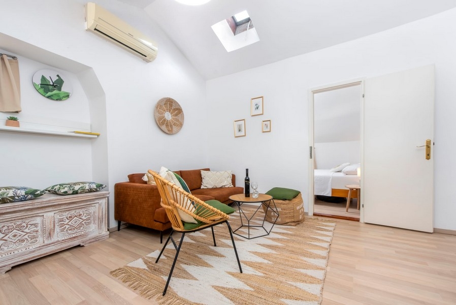 Wohnbereich mit Blick ins Schlafzimmer