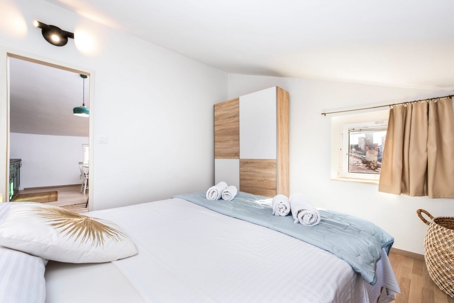 Schlafzimmer mit Doppelbett und Kleiderschrank