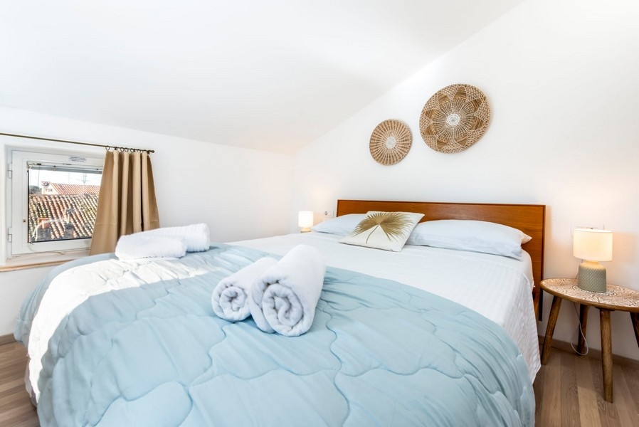 Schlafzimmer mit Doppelbett in einer Immobilie in Kroatien