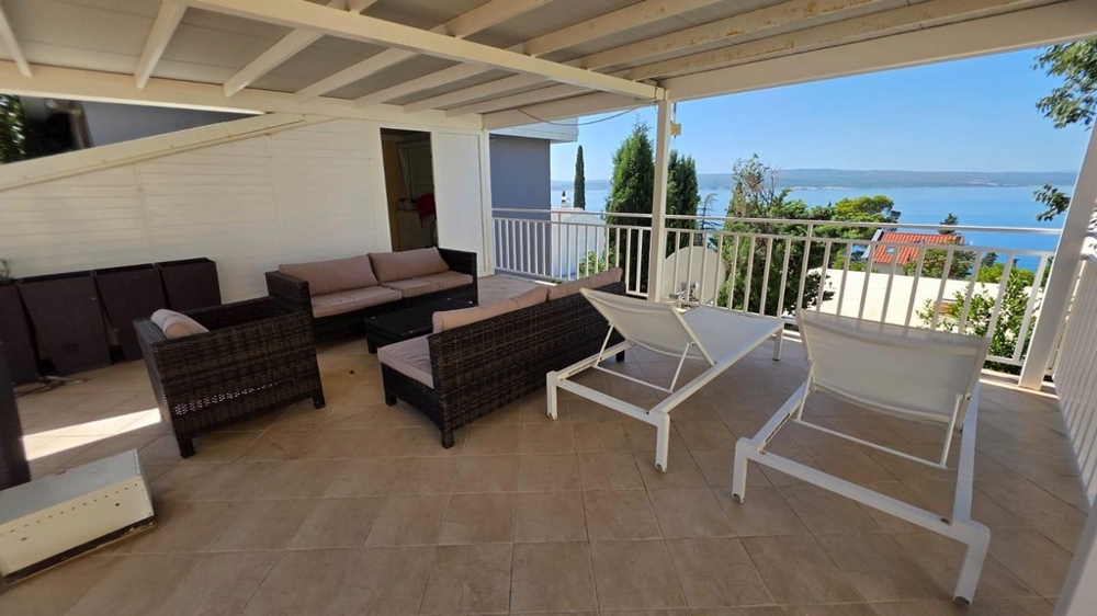 Terrasse mit Loungemöbeln und Meerblick