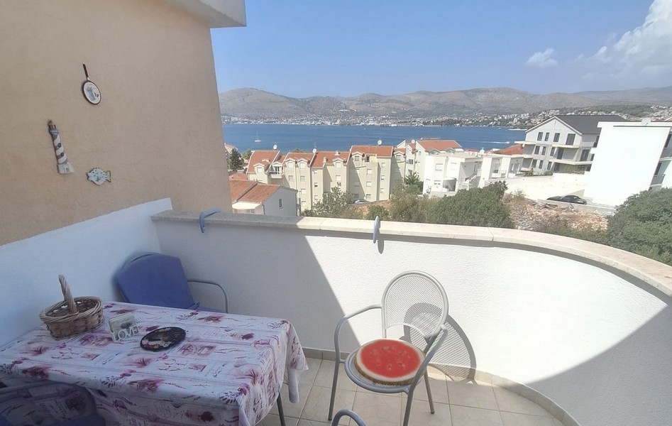 Balkon mit Sitzbereich und Meerblick