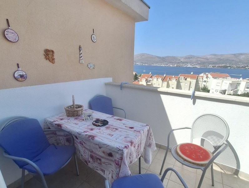 Sitzbereich auf dem Balkon mit Blick auf das Meer